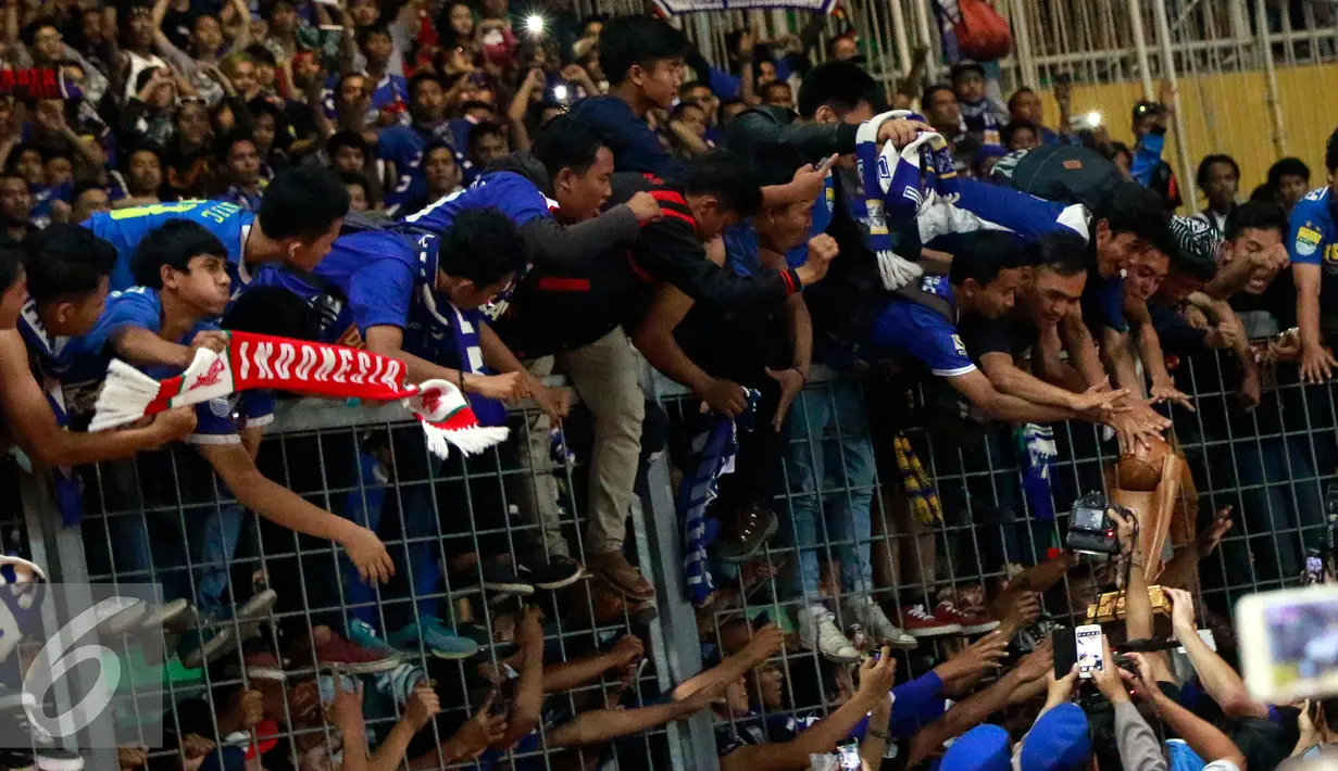 Suporter Persib merayakan tim kesayangannya menjuarai Piala Presiden di Stadion Utama Gelora Bung Karno, Jakarta, Minggu (18/10/2015). Persib berhasil mengalahkan Sriwijaya FC Palembang dengan skor 2-0. (Liputan6.com/Yoppy Renato)