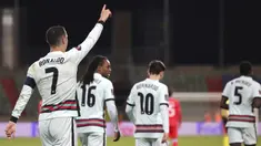 Striker Portugal, Cristiano Ronaldo (kiri) melakukan selebrasi usai mencetak gol kedua Portugal ke gawang Luksemburg dalam laga Kualifikasi Piala Dunia 2022 Zona Eropa Grup A di Josy Barthel Stadium, Luksemburg, Selasa (30/3/2021). Portugal menang 3-1 atas Luksemburg. (AP/Olivier Matthys)
