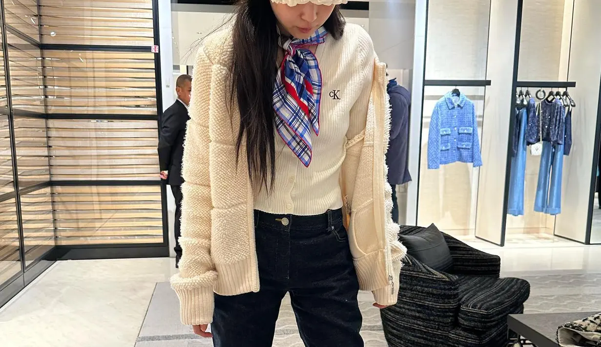 <p>Di foto berikutnya dia melapisi bajunya dengan jaket berbulu, Jennie juga mengenakan syal berwarna biru bermotif garis yang dililit di lehernya.</p>