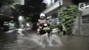 Pengendara sepeda motor nekat menerobos banjir yang melanda kawasan Cipinang, Jakarta Timur, Minggu (23/2/2020) dini hari. Ketinggian banjir mencapai selutut orang dewasa. Menurut warga banjir ini merupakan yang terparah dibandingkan banjir awal tahun 2020. (merdeka.com/Iqbal S. Nugroho)