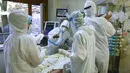 Perawat dan dokter merawat pasien Covid-19 di ICU Rumah Sakit Lozenets di Sofia, Selasa (9/11/2021). Bulgaria mencatat rekor kematian harian Covid-19 pada Selasa saat negara dengan jumlah penerima vaksin paling sedikit di Uni Eropa itu menghadapi gelombang keempat pandemi. (Nikolay DOYCHINOV/AFP)