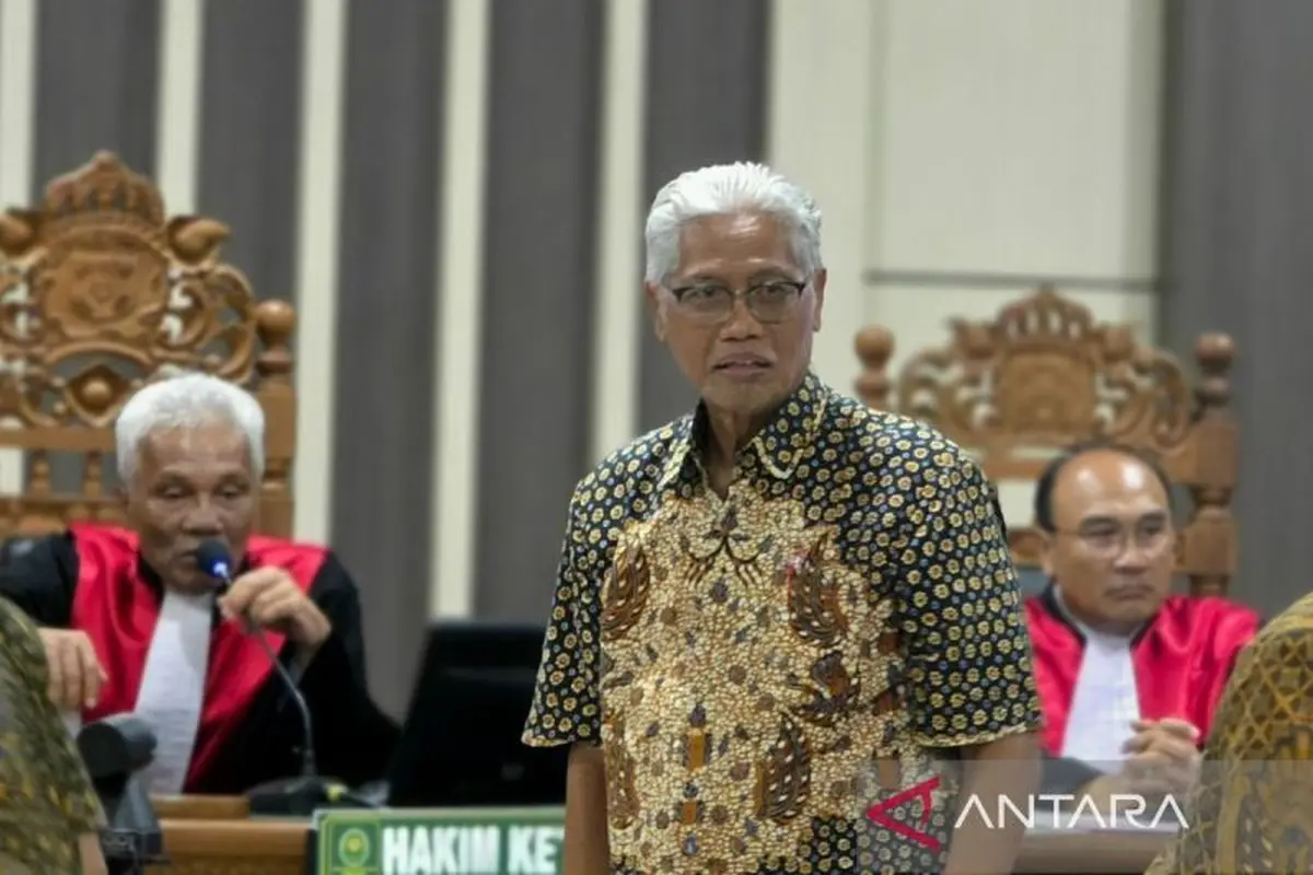 Eks Direktur Utama Bank Jateng Supriyatno menjalani sidang kasus korupsi PT Sritex di pengadilan Tipikor Semarang. (Antara)