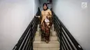 Seorang pengemudi ojek online wanita menuruni tangga jelang peragaan busana di Rawamangun, Jakarta, Jumat (20/4). Kegiatan digelar menyambut Hari Kartini yang jatuh pada 21 April mendatang. (Liputan6.com/Fery Pradolo)