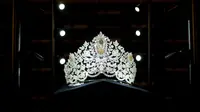 Miss Universe Catriona Gray dan Pascal Mouawad mengungkap mahkota Miss Universe baru pada 5 Desember 2019 di Marriott Marquis di Atlanta, GA. Dirancang oleh perhiasan mewah Mouawad, mahkota itu dibuat dari emas 18 karat, handset dengan lebih dari 1.770 berlian termasuk berlian kenari emas berpotongan perisai di bagian tengah yang megah dengan berat 62,83 karat. (MARCUS INGRAM / GETTY IMAGES NORTH AMERICA / GETTY IMAGES VIA AFP)
 