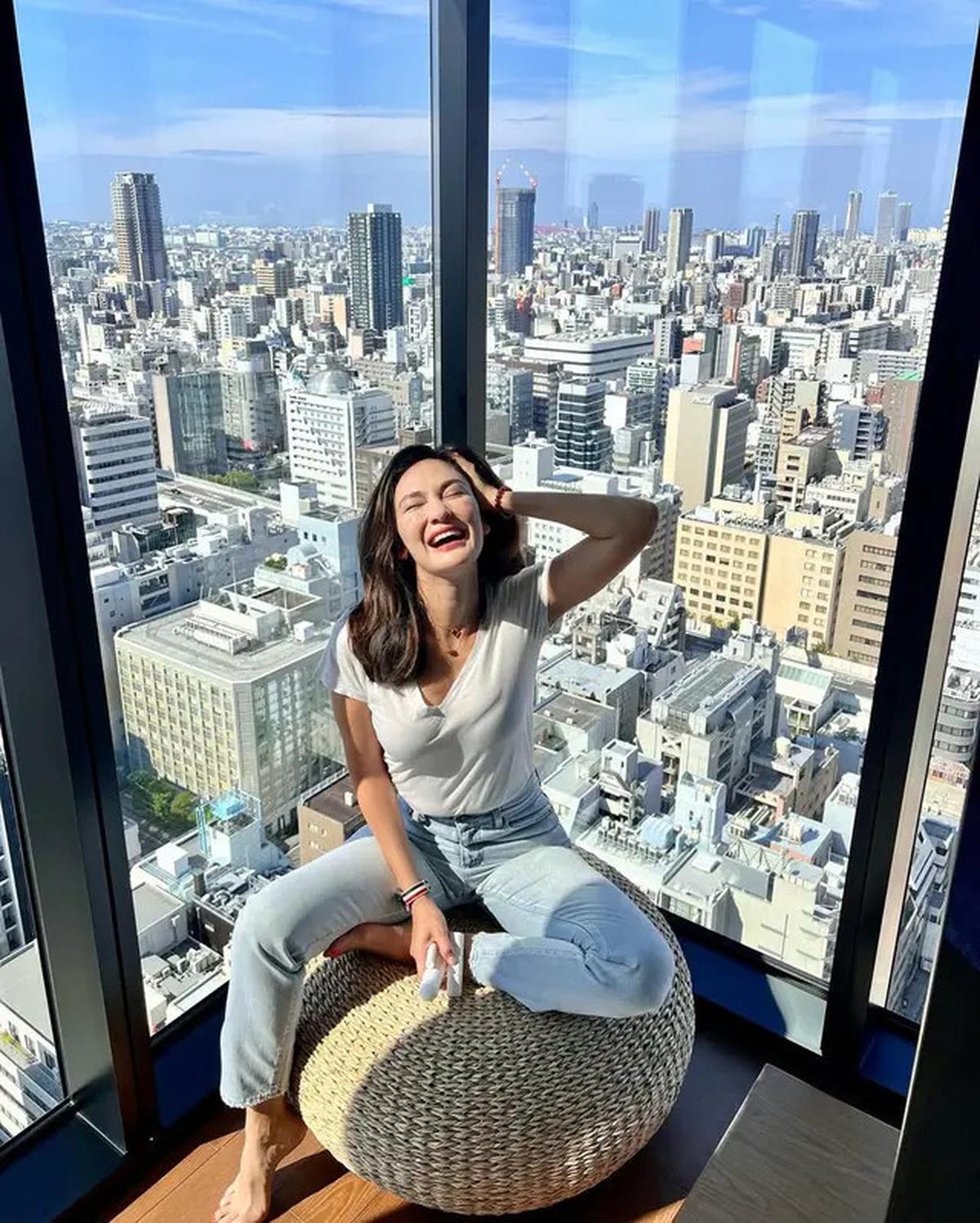 8 Outfit Padu Padan Jeans ala Luna Maya, Simpel tapi Elegan