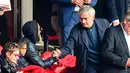 Mantan pelatih Manchester United Jose Mourinho (kanan) berjabat tangan dengan mantan pesepak bola Nicolas Anelka saat nonton Ligue 1 antara Lille melawan Montpellier di Stadion Pierre Mauroy, Villeneuve-d'Ascq, Prancis, Minggu (17/2).(Philippe HUGUEN/AFP)