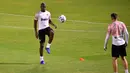 Gelandang Valencia, Geoffrey Kondogbia (kiri) saat mengikuti sesi latihan tim di King Abdullah Sport City di kota pelabuhan Arab Saudi, Jeddah (7/1/2020). Valencia akan bertanding melawan Real Madrid pada semifinal Piala Super Spanyol pada Kamis (9/1/2020) dini hari WIB. (AFP/Giuseppe Cacace)