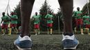 Pemain Mali sedang bersiap bermain melawan Guinea dalam turnamen sepak bola untuk kaum migran dan orang asing bertajuk "Balon Mundial" yang dihelat 6 Juni-5 Juli 2015 di Turin, Italia. (AFP PHOTO/MARCO BERTORELLO)