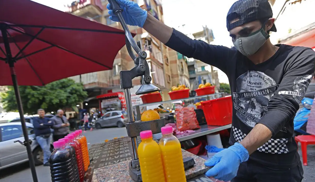 Seorang pedagang menyiapkan jus saat Ramadan di tengah pandemi COVID-19 di Beirut, Lebanon pada Minggu (26/4/2020). Makanan manis dan minuman segar biasanya yang jadi buruan utama untuk berbuka puasa saat bulan suci Ramadan. (Xinhua/Bilal Jawich)