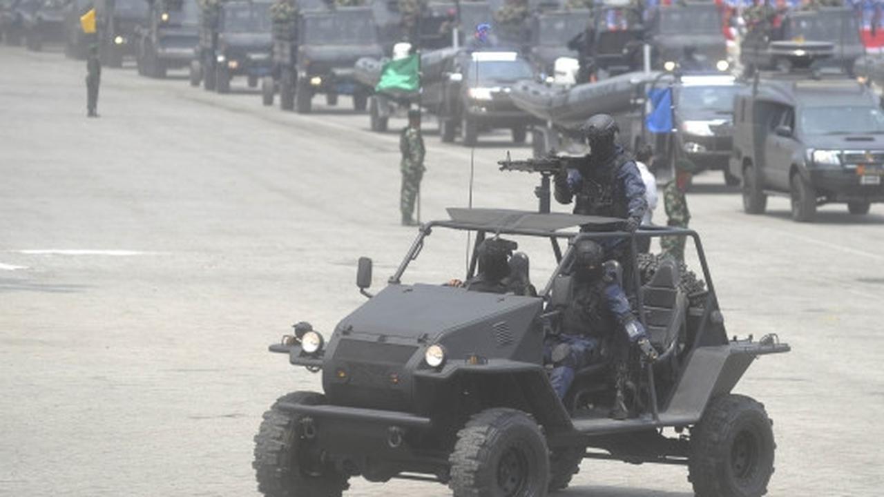 Menyaksikan ganasnya parade kendaraan tempur TNI