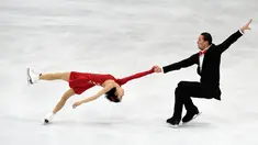 Atlet Ice skating Rusia ,Yuko Kavaguti and Alexander Smirnov beraksi selama ikuti kejuaraan skating kategori berpasangan dalam ISU Grand Prix, Moskow, Rusia, Jumat (20/11). Mereka merebutkan Piala Rostelekom. (AFP PHOTO/YURI KADOBNOV)