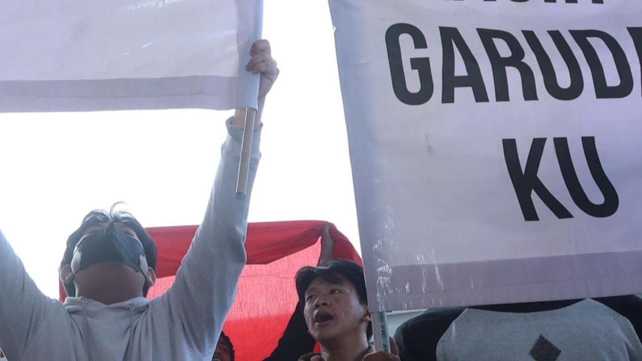 Spanduk 'U Make History' dan Terima kasih Garudaku' dibentangkan para suporter untuk menyambut Rizky Ridho dkk.&nbsp;Foto: Bola.com/M Iqbal Ichsan