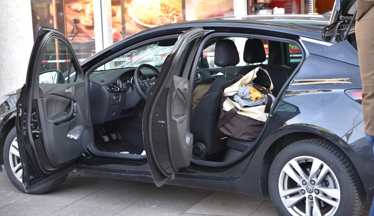 Sebuah mobil yang dikemudikan seorang pria menabrak kerumuman orang di depan toko roti di Heidelberg, barat daya Jerman, Sabtu (25/2). Pelaku sempat terlihat keluar dari mobil dengan membawa pisau sebelum akhirnya ditembak petugas. (R. PRIEBE/DPA/AFP)