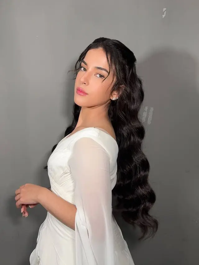 Potret Tasya Farasya dengan Makeup Natural dan Gaun Putih (credit: https://www.instagram.com/tasyafarasya/).