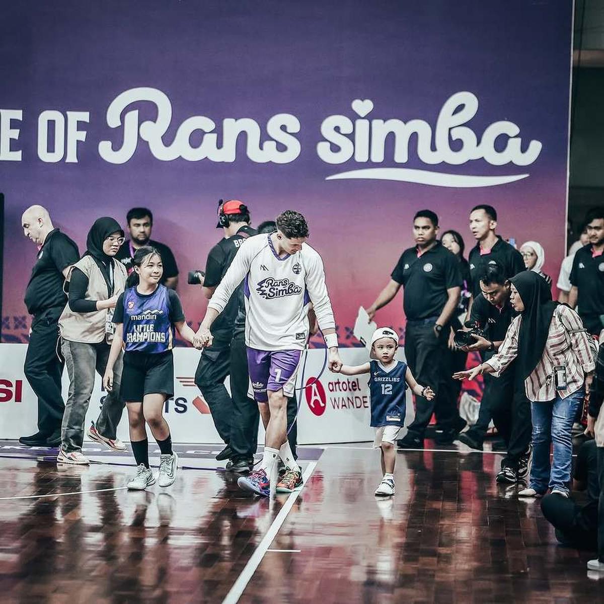 7 Potret Rayyanza Ikut Turun ke Lapangan IBL, Boss Cilik Rans Simba Bikin Gemas - Aura Sultannya Kenceng Banget