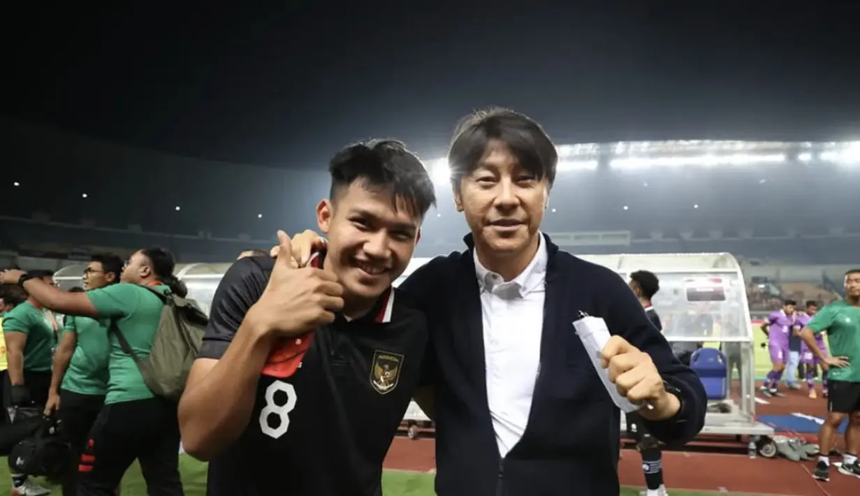 Gaya fashionnya begitu inspiratif. ia banyak memamerkan tampilan formal dengan nuansa monokrom. [Foto: Instagram/ Shin Tae-young]