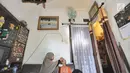 Setiap pagi, sang ibu memandikan dan memakaikan seragam SMP, pakaian kebanggaan Fauzan Akmal Maulana. Lalu, setelah disuapi sarapan oleh sang ibu, Fauzan digendong sang ibu menuju sekolah. (merdeka.com/Arie Basuki)