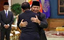 VIDEO: Spesial Prabowo Hadiahi Pedang Emas PM Kamboja, Bergandeng Tangan Erat dengan Presiden Senat
