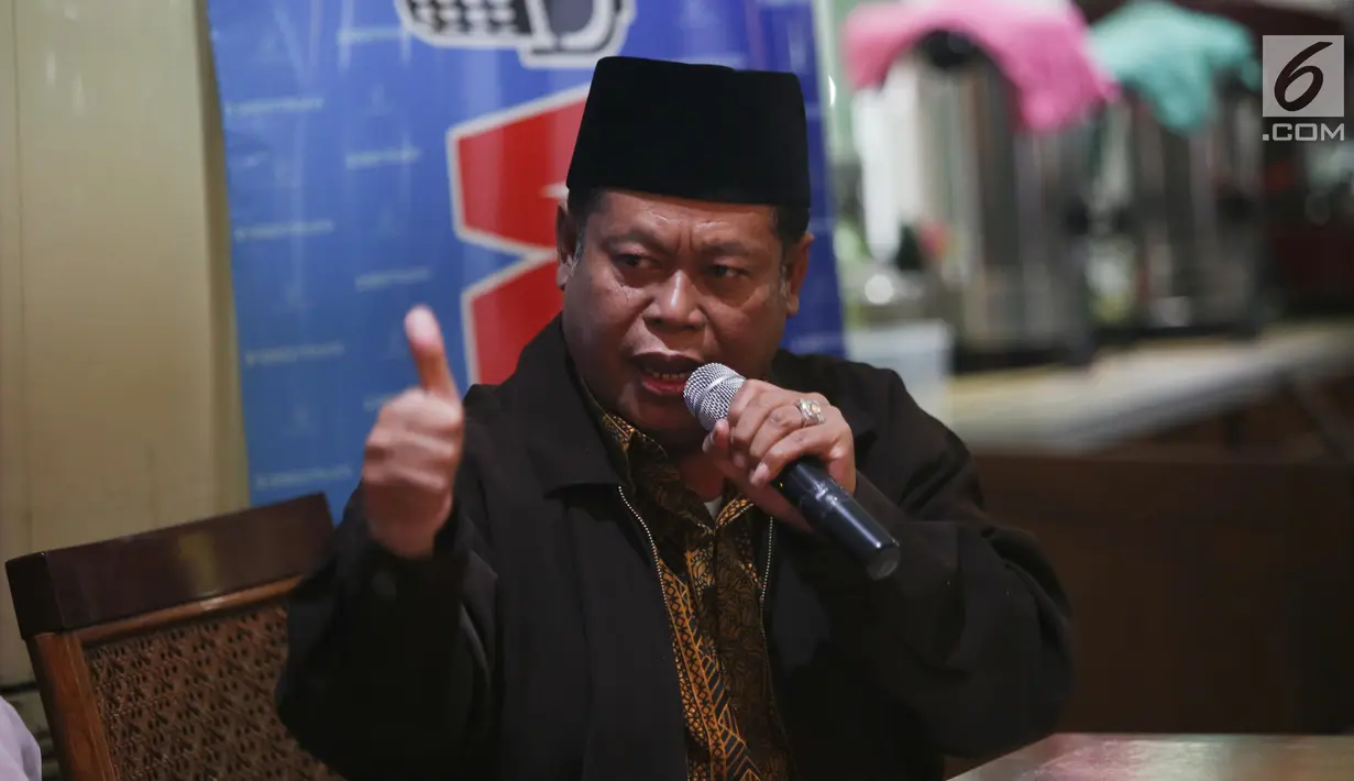 Dr. Kh. Marsyudi Shuhud saat memberikan paparan dalam diskusi polemik terkait Ribut-ribut Full Day School' di Warung Daun, Jakarta, Sabtu (17/6). (Liputan6.com/Faizal Fanani)