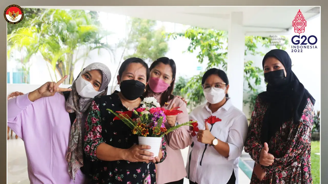 Dharma Wanita Persatuan KJRI Davao City ​Memberikan Pelatihan Seni Merangkai Bunga kepada Siswi Sekolah Indonesia Davao