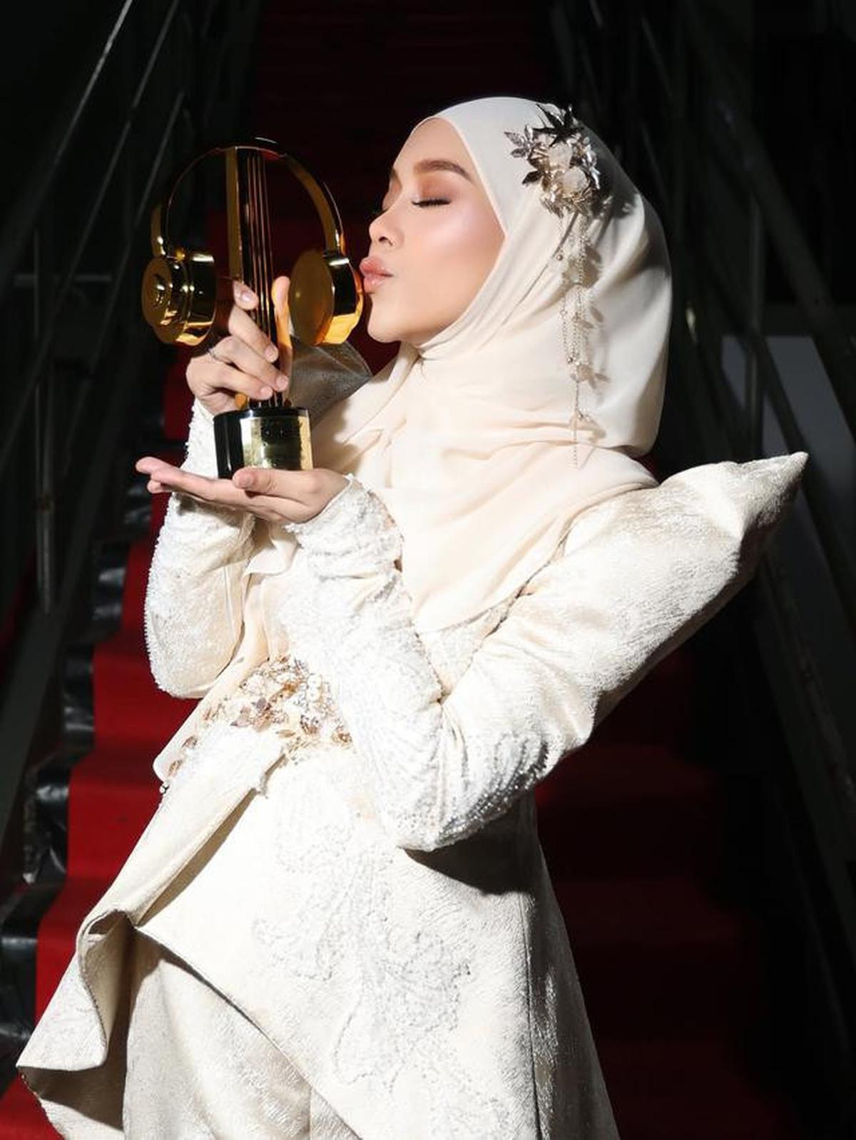8 Potret Lesti Kejora dengan Gaun Brokat Muslim Modern saat Menang IMA 2025