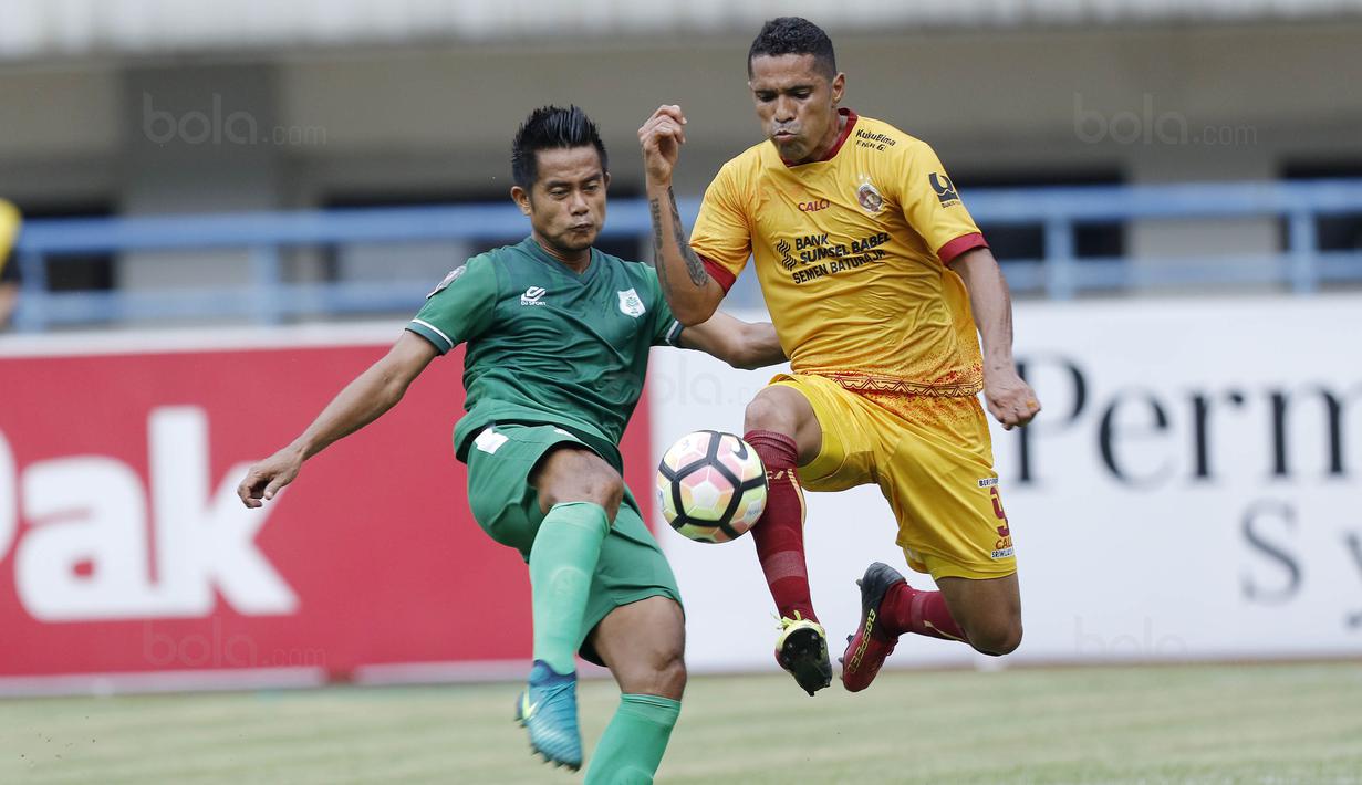 Striker Sriwijaya FC, Alberto Goncalves, berebut bola dengan bek PSMS, Muhamad Roby, pada laga Piala Presiden di Stadion GBLA, Bandung, Jumat (26/1/2018). Skor babak pertama 0-0. (Bola.com/M Iqbal Ichsan)