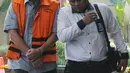 Gubernur Kepulauan Riau, Nurdin Basirun (kiri) tiba untuk menjalani pemeriksaan di Gedung KPK, Jakarta, Selasa (16/7/2019). Nurdin Basirun diperiksa perdana sebagai tersangka usai terjaring OTT KPK berkaitan dengan dugaan suap izin lokasi rencana reklamasi di wilayah Kepri. (merdeka.com/Dwi Narwoko)