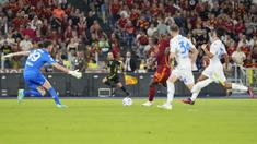 Pemain AS Roma, Romelu Lukaku, mencetak gol ke gawang Empoli pada laga Liga Italia di Stadion Olimpico, Roma, Senin (18/9/2023). AS Roma menang dengan skor telak 7-0. (AP Photo/Alessandra Tarantino)