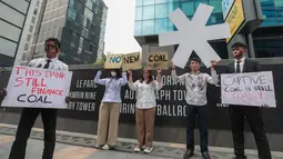 Sejumlah aktivis lingkungan Market Forces menyampaikan aspirasi dalam aksi menolak pendanaan proyek batu bara captive yang dinilai berkontribusi terhadap emisi karbon dan pemanasan global. (KLY/Budy Santoso)