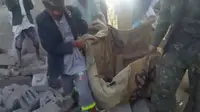 Evakuasi tengah dilakukan terhadap korban tewas akibat serangan udara di sebuah hotel di Yaman (Al-Masira TV via AP)