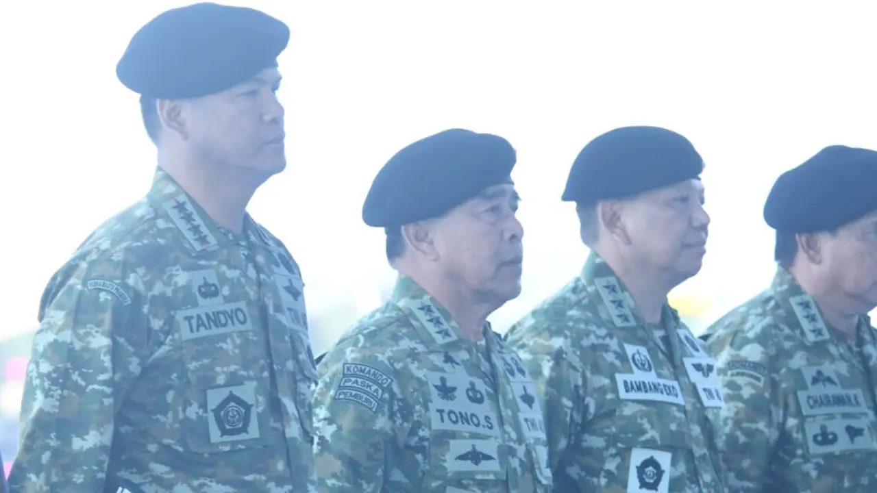 Jenderal Tandyo Budi Revita (Kiri)