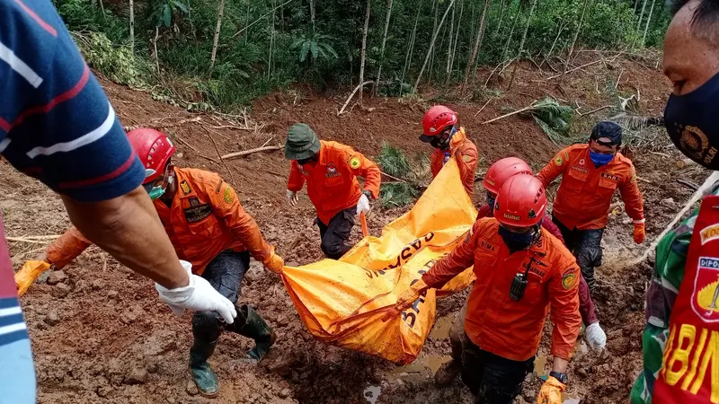 Evakuasi korban ketiga longsor Kalijering, Kebumen. (Foto: Liputan6.com/Basarnas)