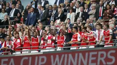 Arsenal merayakan kemenangannya menjuarai Piala FA 2016-2017 di Stadion Wembley, London, Sabtu (27/5). Arsenal mengalahkan Chelsea 2-1 dalam laga final Piala FA 2016-2017. (AP Photo)