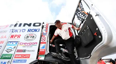 Pembalap Hino Yoshimasa Sugawara dari Jepang keluar dari truknya saat melakukan pemeriksaan teknis jelang Reli Dakar 2018 di Lima, Peru (3/1). Hino satu-satunya brand truk asal Jepang yang ambil bagian dalam edisi ke-40 Reli Dakar. (AFP Photo/Franck Fife)