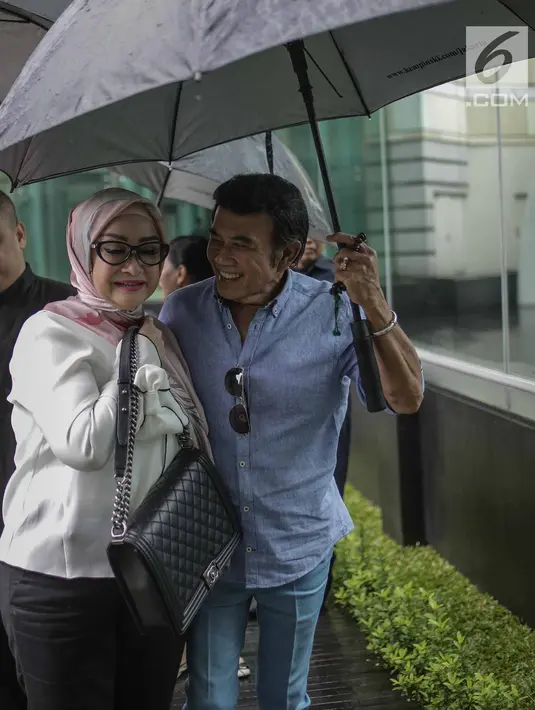 Ekspresi Rhoma Irama bersama istrinya Ricca Rachim saat tiba untuk menghadiri konferensi pers indosiar Ramadhan Penuh Berkah di Jakarta, Kamis (26/4). Ricca pertama kali bertemu dengan Rhoma pada tahun 1979. (Liputan6.com/Faizal Fanani)