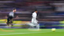 Penyerang Real Madrid, Rodrygo menggiring bola dari kejaran pemain Elche, Jose Angel Carmona selama pertandingan lanjutan La Liga Spanyol di stadion Santiago Bernabeu di Madrid, Spanyol, Kamis (16/2/2023). Kemenangan Real Madrid atas tim juru kunci klasemen Liga Spanyol menambah raihan mereka menjadi 48 poin dari 21 laga. (AP Photo/Manu Fernandez)