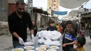 Seorang pekerja Palestina menyiapkan makanan gratis pada hari keempat Ramadan di Deir al-Balah, Jalur Gaza tengah, pada 27 April 2020. Warga Palestina merayakan Ramadan, bulan suci umat Islam, di tengah situasi ekonomi yang memburuk akibat pandemi COVID-19. (Xinhua/Rizek Abdeljawad)