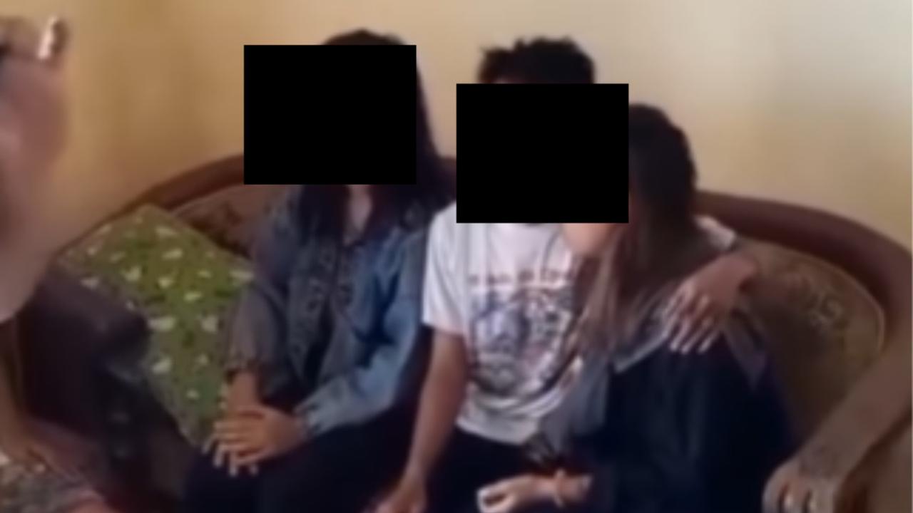 Tak lama keluar seorang remaja putri dengan jaket hitam dan kerudung putri yang seketika dicengkeram oleh seorang warga.