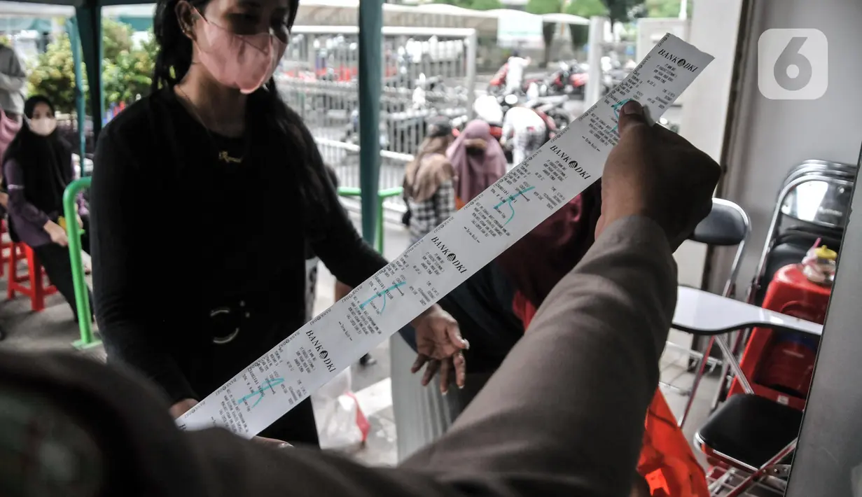 Petugas memeriksa bukti pembelian produk pangan bersubsidi di Food Station Cipinang, Jakarta Timur, Kamis (8/9/2022). Sembako murah atau pangan subsidi ini hanya diperuntukkan bagi pemegang Kartu Jakarta Pintar (KJP) Plus, KLJ, KAJ, KPDJ dan lainnya. (merdeka.com/Iqbal S Nugroho)