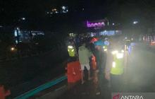 Jembatan Longsor di Akses Wisata Colo Kudus, Dua Kendaraan Terseret Akibat Hujan Deras