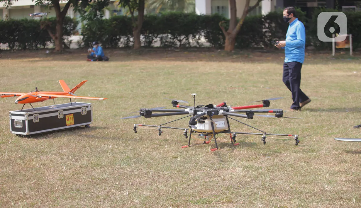 Peserta mengoperasikan dronenya saat lomba drone KASAU CUP KASAU CUP 2020 di Lapangan Wisma Aldiron, Jakarta, Sabtu (12/9/2020). Lomba yang diselengarakan TNI AU World Airsport Federation Federasi Aero Sport Indonesia memperebutkan piala Kasau Cup 2020 dengan lima kategori. (merdeka.com/Imam Buhori