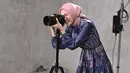 Atau gaya manis Cut Syifa pakai blouse panjang bernuansa biru dan bercorak floral ini, dipadunya mengenakan rok abu-abu dan hijab pink. [Foto: Instagram/cutsyifaa]