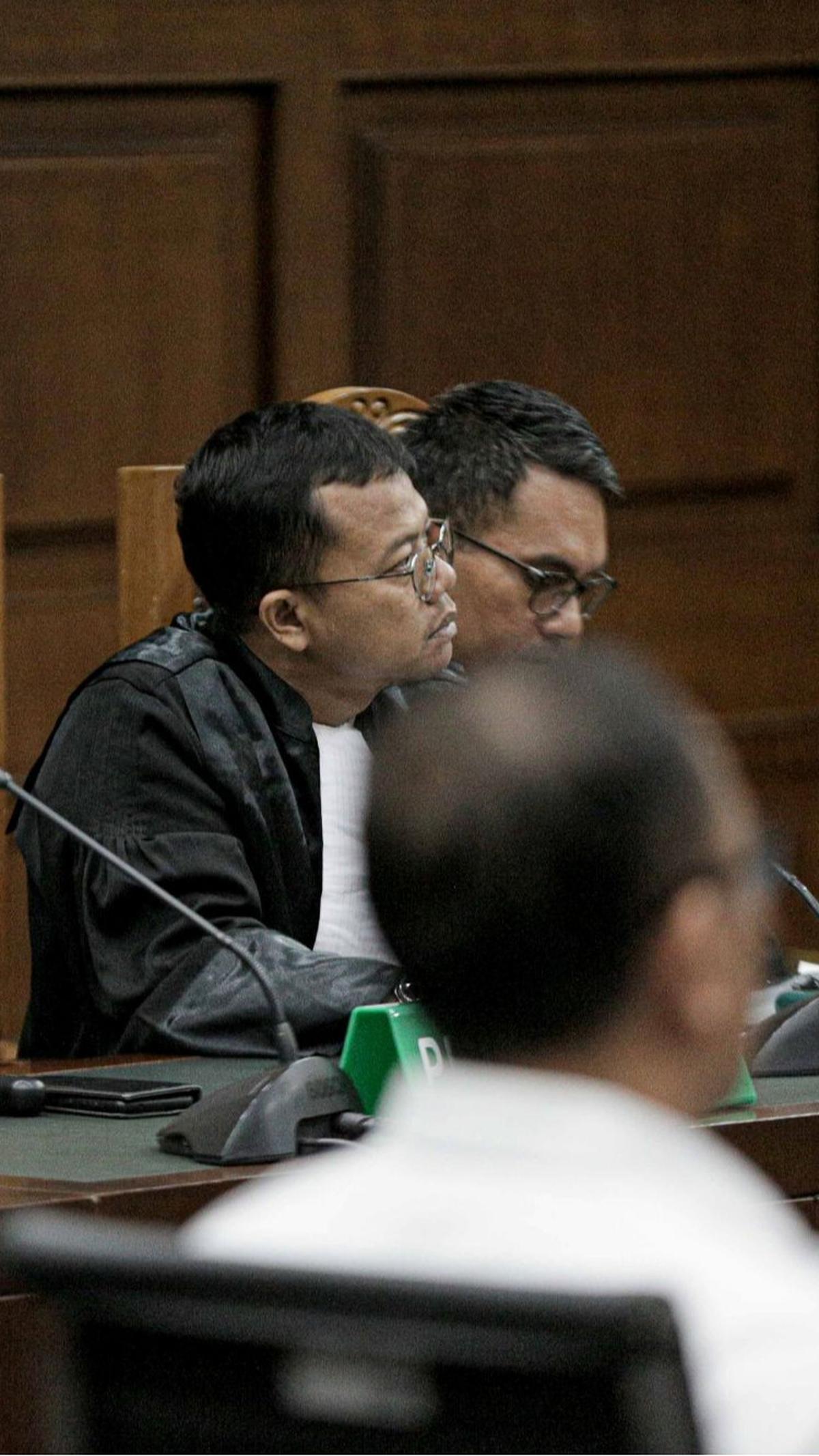 Jaksa penuntut umum pada KPK menuntut Rafael Alun dengan hukuman 14 tahun penjara dan denda Rp1 miliar atau 6 bulan kurungan, serta membayar uang pengganti sebesar Rp18,994.806.137.