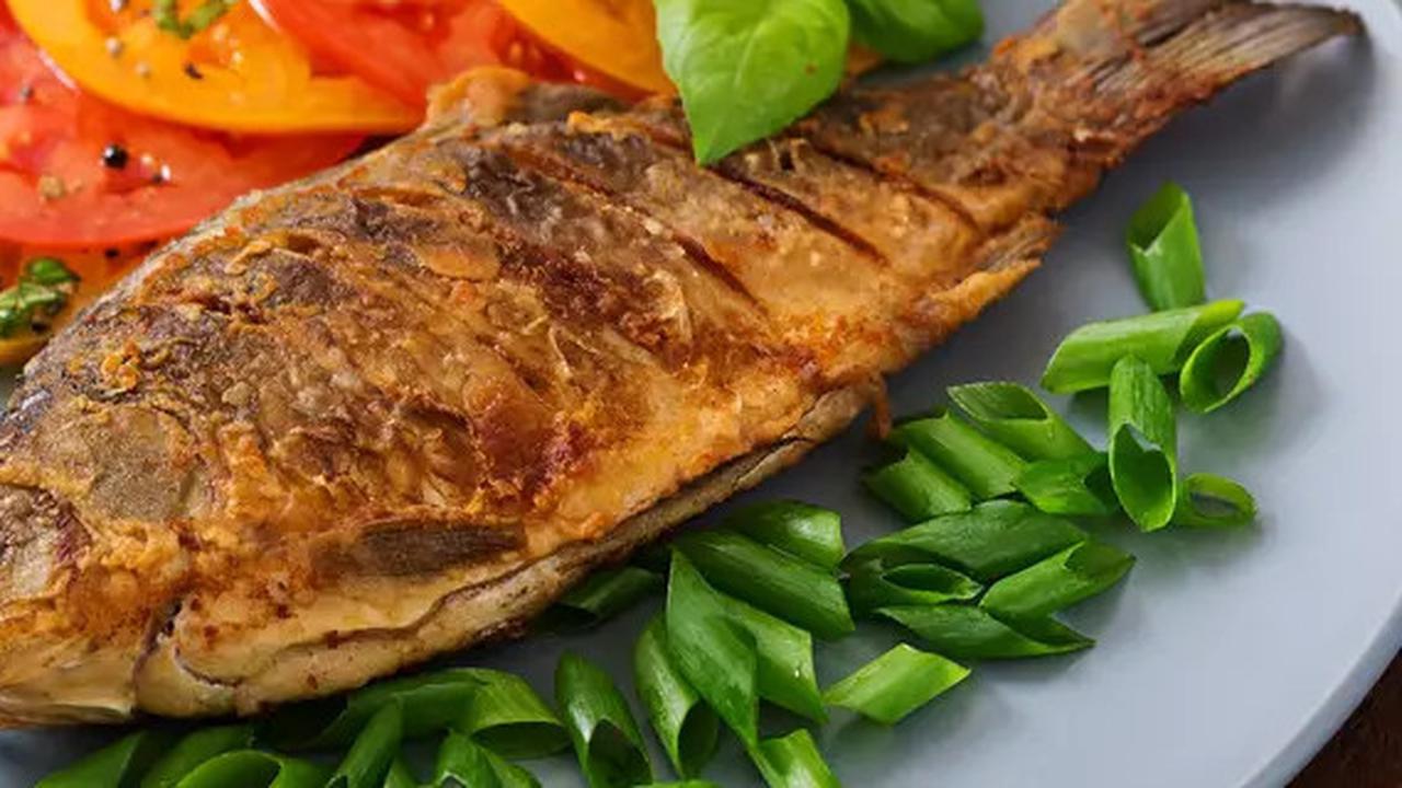 9 Cara Menghilangkan Tulang Ikan di Tenggorokan yang Efektif dan Aman