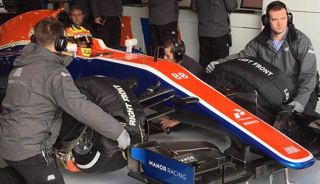 Rio Haryanto bersiap meninggalkan pit Manor Racing jelang tes pramusim di Sirkuit Catalunya, Barcelona, Spanyol, Kamis (24/2/2016). (Bola.com/Twitter)