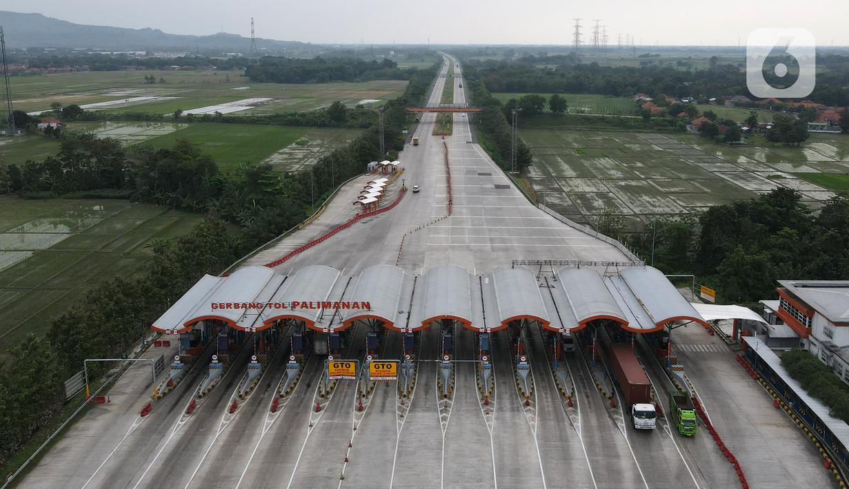 Foto udara suasana Gerbang Tol Palimanan, Jakarta, Jumat, (7/5/2021). Gerbang Tol Palimanan terpantau sepi pemudik dan didominasi oleh kendaraan angkutan barang pada hari kedua penyekatan. (merdeka.com/Imam Buhori)