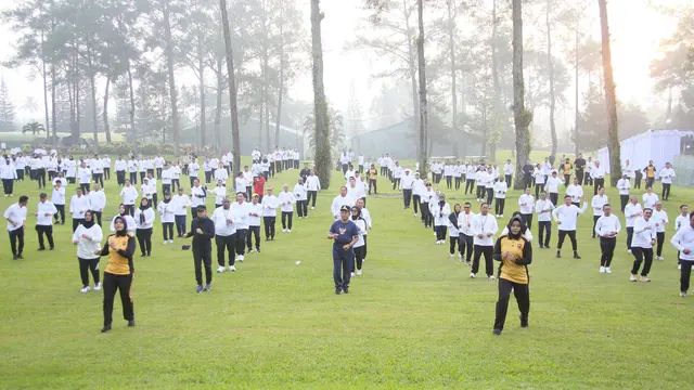 Semangat Ikuti Olahraga Pagi, Mendagri Tito Ikut Senam Pagi bersama Peserta Retreat Magelang