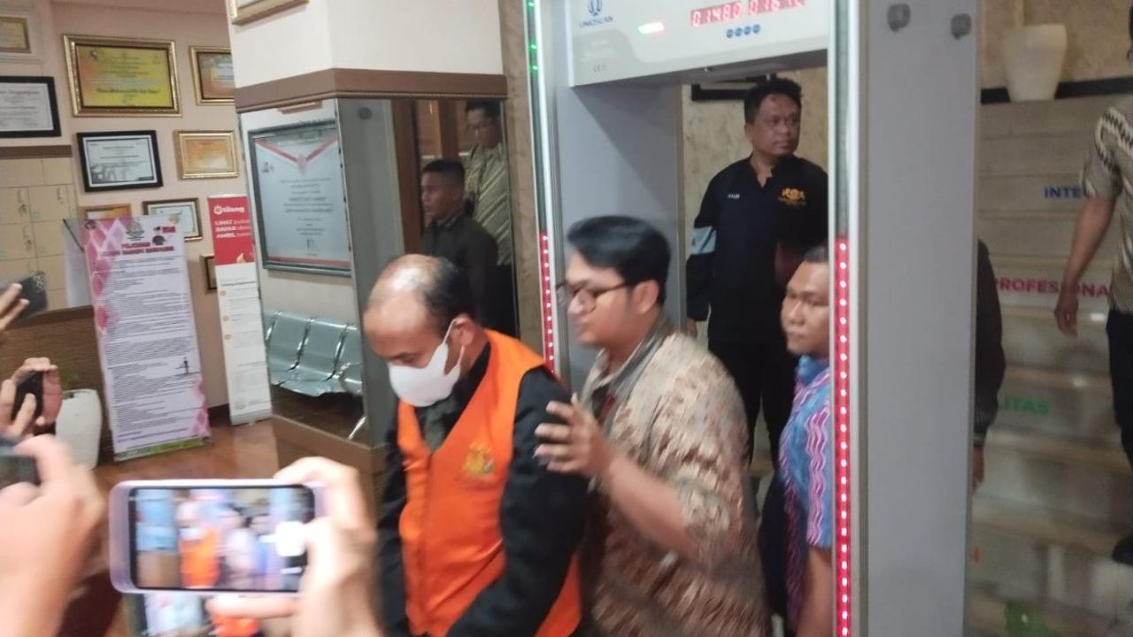 Namun, F selaku Direktur PT BSP Zapin tak melaksanakan pembangunan Pabrik MFO di KITB Siak. Sementara dana investasi sebesar Rp8.175.600.000 malah habis.<br>