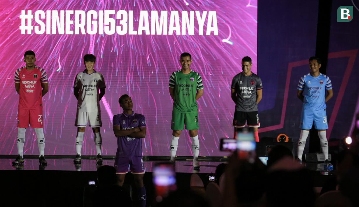 Kapten Persita Tangerang, Muhammad Toha (kiri ketiga) berpose mengenakan jersey kandang baru Persita Tangerang yang akan dipakai untuk mengarungi BRI Liga 1 musim 2022/2023 dalam acara Launching Team and Jersey Persita Tangerang di The Springs Club, Gading Serpong, Tangerang, Banten pada Kamis (21/06/2022). (Bola.com/Bagaskara Lazuardi)