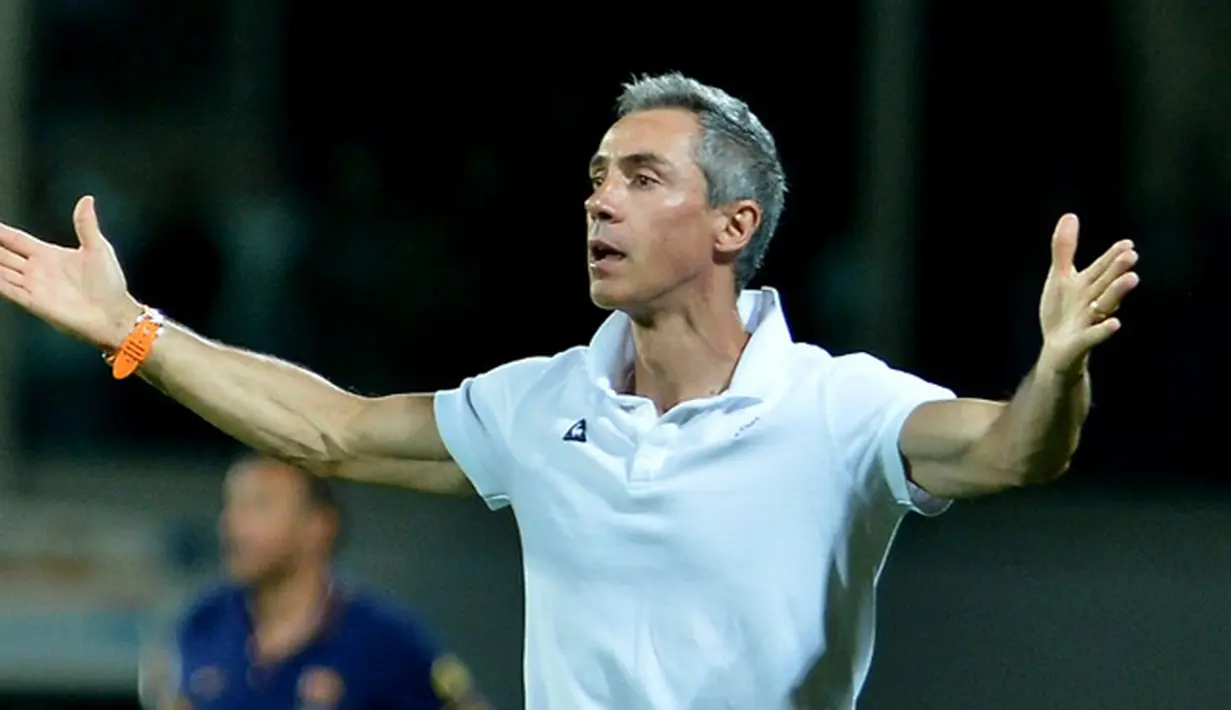 Pelatih Fiorentna, Paulo Sousa mengintruksikan pemainnya saat bertanding melawan Barcelona di International Champions Cup (ICC) 2015 di Stadio Artemio Franchi, Senin (3/8/2015). Fiorentina menang atas Barcelona dengan Skor 2-1. (AFP PHOTO/TIZIANA FABI)